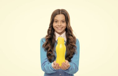 Kahvaltıda yoğurdun tadını çıkar. Mutlu çocuk sarı şişeyi beyaza izole etmiş. Her yudum