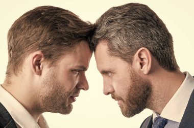 Patron ve çalışan. İş adamları yüz yüze. Anlaşmazlığa düşen erkek ortakları. iş rekabeti