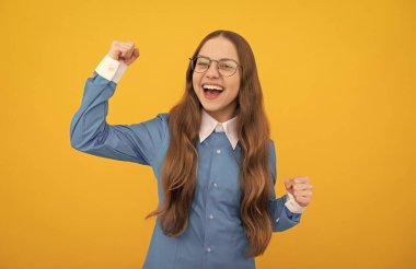 Eğitim başarının anahtarıdır. Mutlu ergen kızlar gösteri kazandıran jestler. Başarı kutlaması.