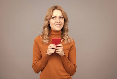 Buradan daha akıllı ol. Güzel kız akıllı telefondan mesaj atıyor. En son akıllı telefonla internetin tadını çıkarın.