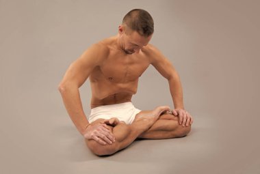 Kendinde oturuyordu. Nilüfer pozisyonu al. Nilüfer çiçeği. Ayakları çapraz oturma pozu. Asana yoga yapıyor.