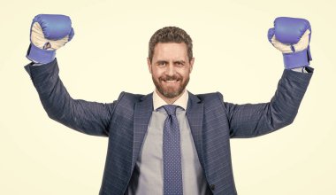 Takım elbiseli ve boks eldivenli başarılı iş adamı, beyazların izole edilmiş başarısını kutluyor.