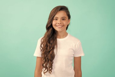 Güzellik ve moda. Kadın manken. Beyaz gömlekli güzel bir kız..