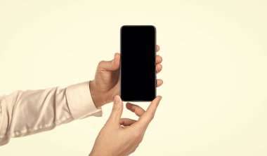 Beyaz arkaplanda izole edilmiş ekran kopyalama alanı olan telefon sunumu ürünü sunar