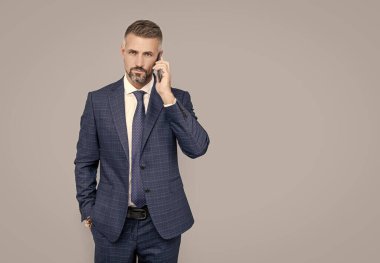İletişim. İş adamı akıllı telefonda konuşur. Patron konuşuyor..