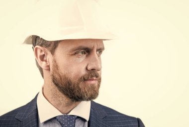 Başarılı adam başka tarafa bakıyor. Koruyucu miğferli girişimci. Baş mimar mühendisi