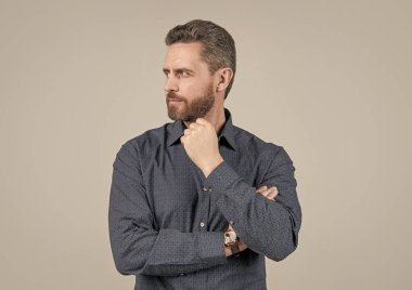 Berber sakal bakımını onayladı. Sakallı adam gri arka plan. Düzenli olarak berberini ziyaret et.