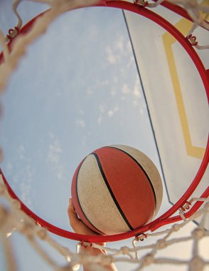 Smaç basıldı. Profesyonel oyuncu. Spor başarısı. Basketbol maçında skor.