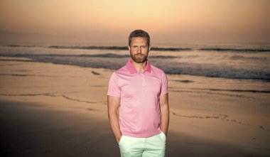 pozitif duygular. Gün batımında deniz üzerinde sakallı neşeli bir adam. Sabah kumsalındaki traşsız adam.