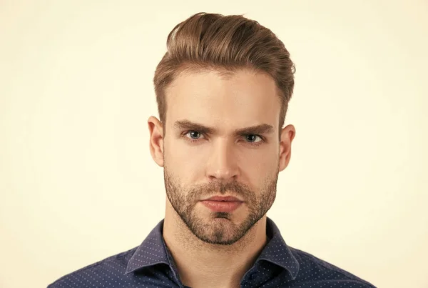 Conceito de beleza masculina. Um tipo por barbear na barbearia. confiança e seriedade. — Fotografia de Stock