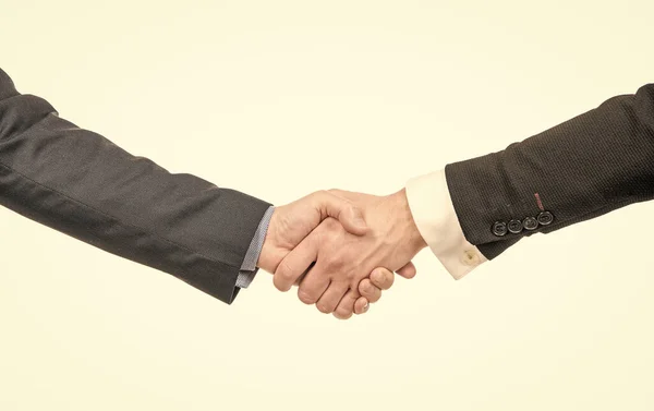 Мужчины пожимают руки после успешной бизнес-сделки, успешные переговоры — стоковое фото