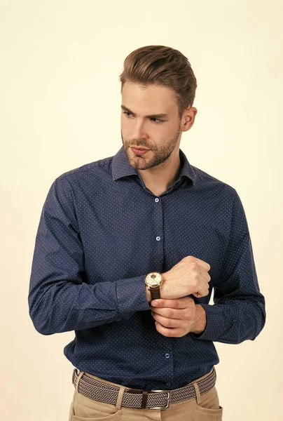 Schöner Mann mit stylischem Haarschmuck Armbanduhr isoliert auf weiß, männliche Mode — Stockfoto