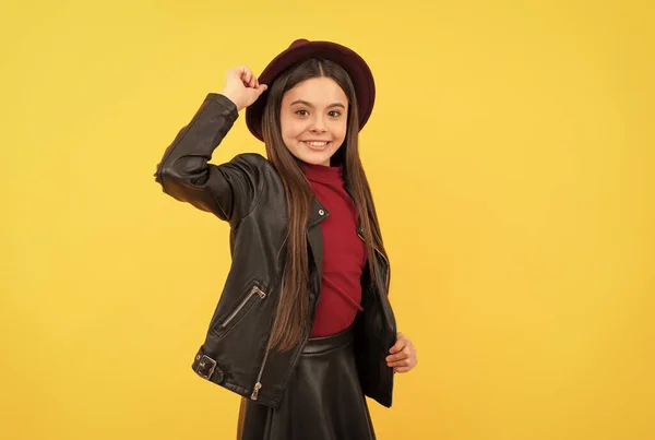 Menina adolescente feliz em chapéu e jaqueta de couro, legal — Fotografia de Stock