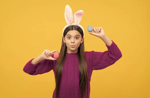 Dziecko w stroju królika trzymać malowane jaja. Czas na polowanie na jaja. urocze dziecko w śmiesznych uszach — Zdjęcie stockowe