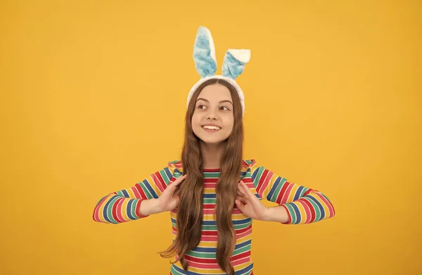 Felice Pasqua ragazza adolescente in orecchie coniglio coniglio sorridente in vacanza, vacanza pasquale — Foto Stock
