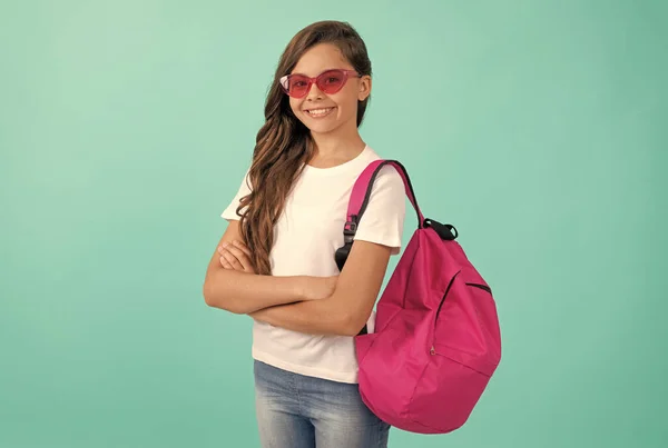 Szczęśliwy nastolatek dziewczyna z plecakiem i notatnik w okulary słoneczne gotowy do nauki w szkole, edukacja — Zdjęcie stockowe