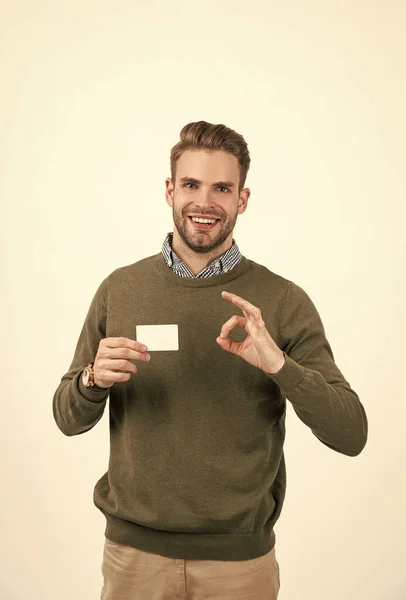 Hombre guapo con el pelo elegante que muestra la tarjeta de crédito aislada en blanco, espacio de copia, banca en línea — Foto de Stock
