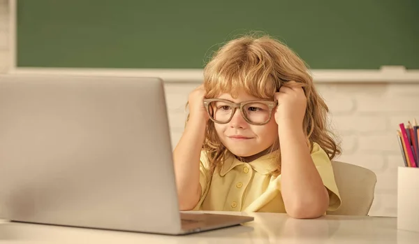 Kunskapsdag. begreppet online-utbildning. En nörd i glasögon med laptop. 1 september — Stockfoto