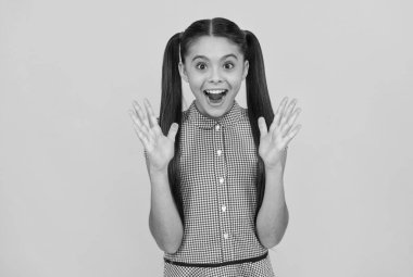 Mutlu çocuğun ağzını sarı arka planda tutması hoş bir sürpriz oldu.