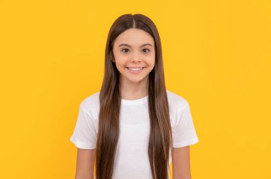 Uzun saçlı neşeli bir çocuk. Güzellik ve moda. Kadın manken. Genç kızın güzel görünüşü.