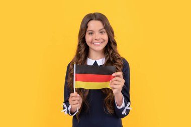 Almanya tatili. Yabancı okulda eğitim. Genç kız futbol hayranı. Mutlu çocuk