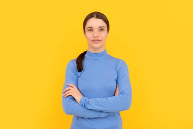 Sarı arka planda genç bayan portresi, özgüven