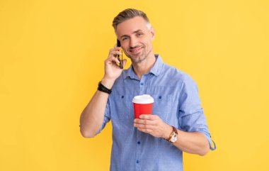 Gülümseyen adam paket çay içer. Günaydın. iletişim.