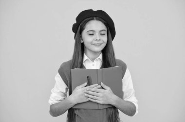 çocukluk mutluluğu. Okula dönüyorum. Bere takmış rüya gibi çocuk çalışmaya hazır. gülümseyen çocuk notlar alıyor