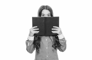 Liseli çocuk yüzünü sakladı ve kitabı beyaza sakladı.