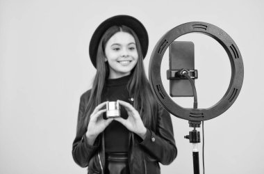 Telefonla video blogu hazırlıyorum. Blog halkası lambası. Web günlüğü ve vlog. Makyaj dersi. Etkilenen