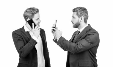 Sabit bağlantı. İş adamları akıllı telefon kullanır. Mobil iletişim. Mobil aygıt yönetimi