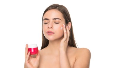 Genç kız saç maskesi takıyor. Cilt kremi olan bayan. Günlük alışkanlık ve kişisel bakım.