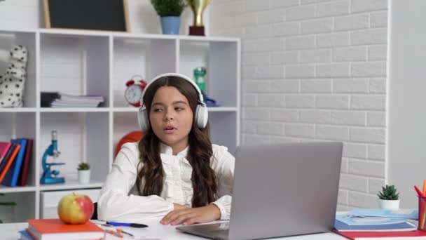 Sonolento entediado e preguiçoso criança estudo on-line em fones de ouvido, escola — Vídeo de Stock