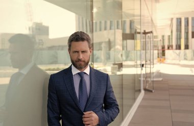 Ofis dışında bir girişimci. Erkek resmi iş modası. Profesyonel traşsız ceo.