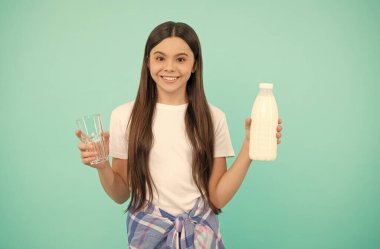Mutlu çocuk bir bardak süt ya da yoğurt içecek, sağlık