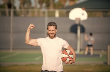 Yaz etkinliği. Basketbol toplu mutlu kaslı adam. spor eğitmeni ya da basketbol oyuncusu
