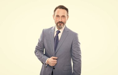 Beyazlar ve iş dünyasından soyutlanmış iş adamı kılıklı olgun bir adam.