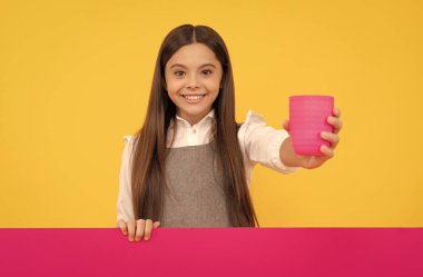 Mutlu ergen kız, fotokopi alanı ve içecek için elinde içki bulunan plastik bardaklardan verir.