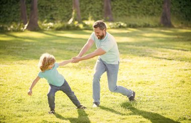 Mutlu baba, baba, oğul, yaz, açık havada iyi eğlenceler.