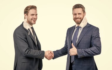 Coronavirus salgını sırasındaki iş anlaşmalarından sonra maske takan iş arkadaşları, ortaklar.