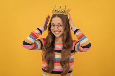 Kendine güvenen kraliçe. Kendini beğenmişlik taslıyor. Tacın içindeki kibirli prenses. Neşeli gururlu çocuk.