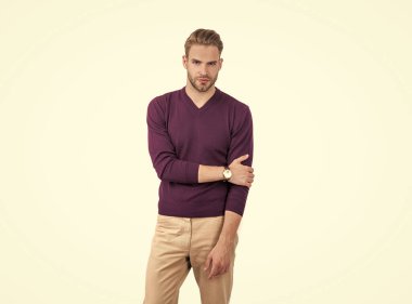 Gerçek tarz gerçek adam. Beyaz tenli seksi adam. Moda erkek giyim. Günlük kıyafet. Erkek giysileri.