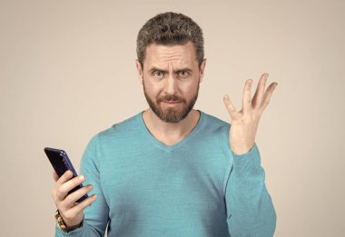 Şok edici profesyonel CEO çevrimiçi çalışıyor. Daktilo ve mesaj. sms ve anlık mesajlaşma.