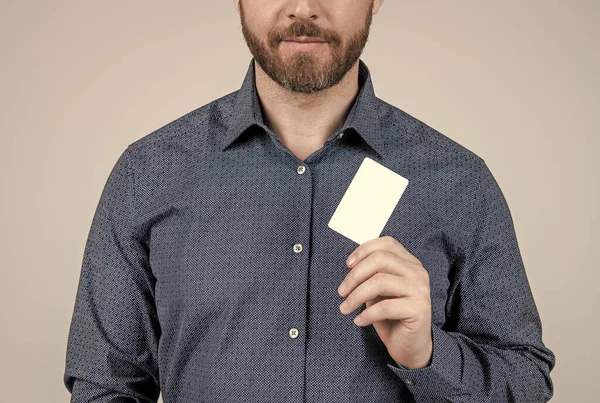 Brodatego człowieka przycięte widok w casual stylu koszuli posiadają puste karty papieru do kopiowania miejsca, rabat — Zdjęcie stockowe