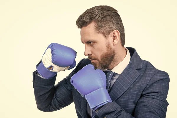 Konsantrasyon. Acımasız mücadele ve başarı. Kendine güvenen adam kurumsal savaşa hazır..