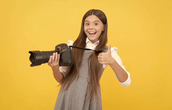 Szczęśliwy nastolatek dziewczyna fotograf za pomocą cyfrowy aparat fotograficzny pokazać kciuk w górę, fotografowanie — Zdjęcie stockowe