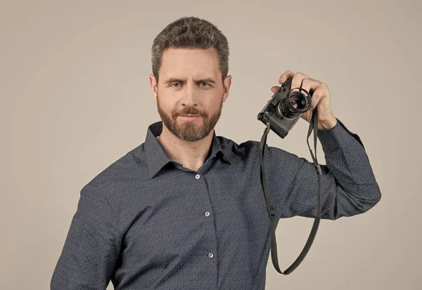 Görüntü önemlidir. Orta yaşlı fotoğrafçı fotoğraf makinesi tutuyor. Fotoğrafçılık işi. İmajın, odaklanman.