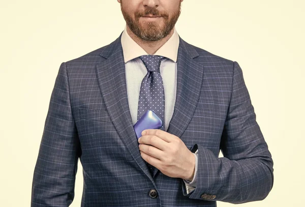 Bunu o seçti. Beyazlar içinde soyutlanmış takım elbiseli bir patron. erkek aksesuar.