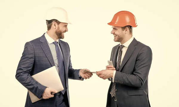 Investimento em projectos de arquitectura. homens empresários em hardhat com dinheiro e laptop. — Fotografia de Stock