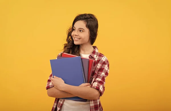 Lachende school tiener meisje klaar om te studeren met notebooks, school — Stockfoto